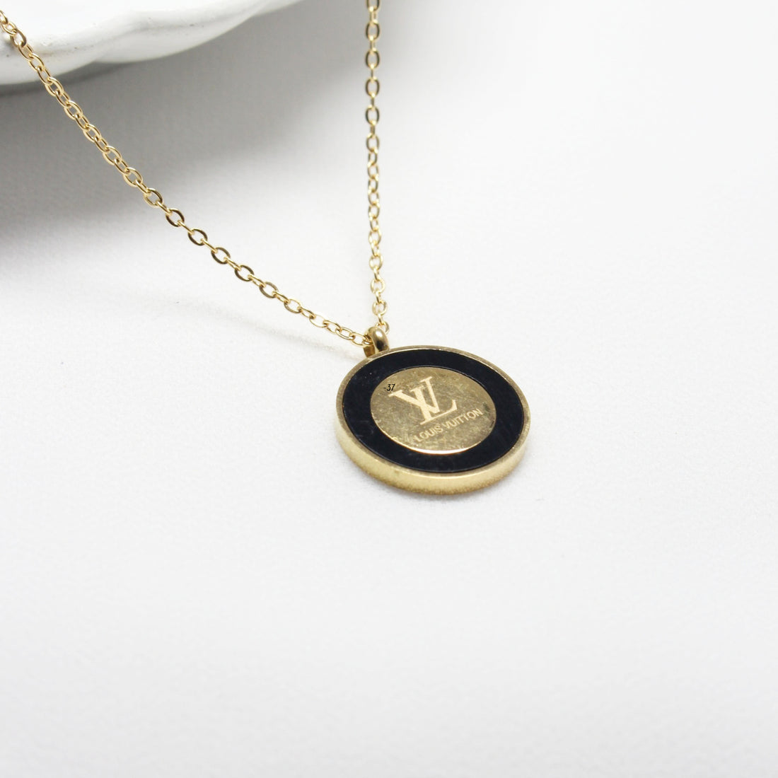 Elegant Black &amp; Gold Pendant Necklace