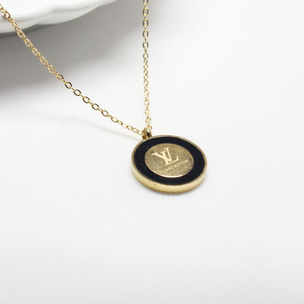 Elegant Black &amp; Gold Pendant Necklace