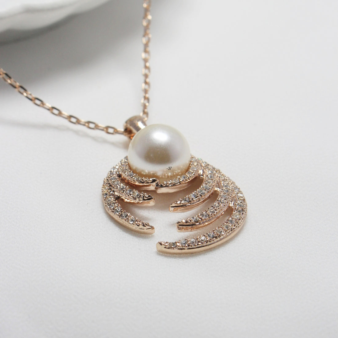 Elegant Pearl Crystal Pendant Necklace
