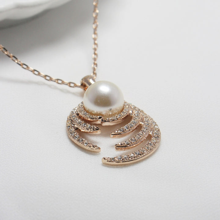 Elegant Pearl Crystal Pendant Necklace