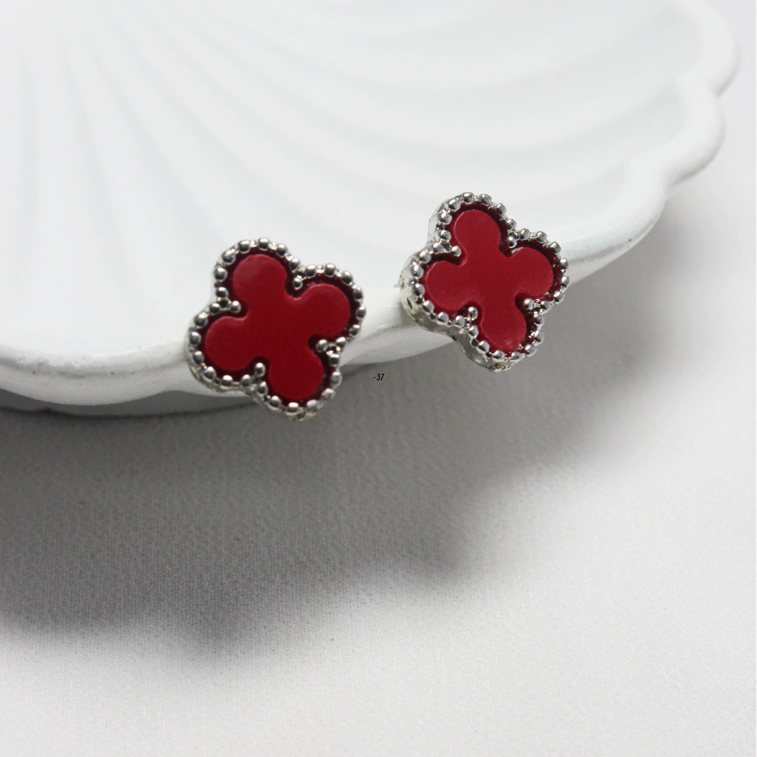 Bold Beauty, Timeless Charm
